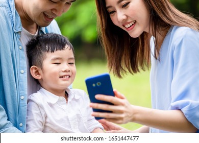 日本人 家族 女性 子供 笑顔 スマートフォン スマホ の画像 写真素材 ベクター画像 Shutterstock