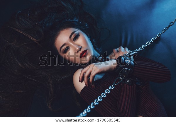 Jeune Femme Asiatique Avec Un Portrait Photo De Stock Modifiable 1790505545