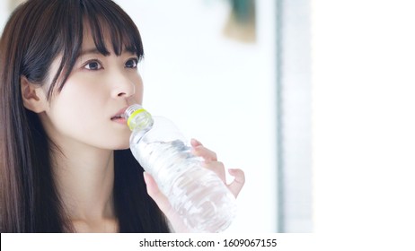 ペットボトル 飲む 女性 High Res Stock Images Shutterstock