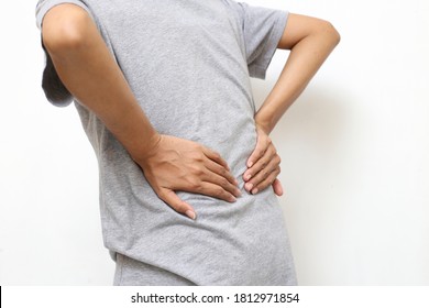 Junge asiatische Frau mit Rückenschmerzen und Schmerzen in der Taille
