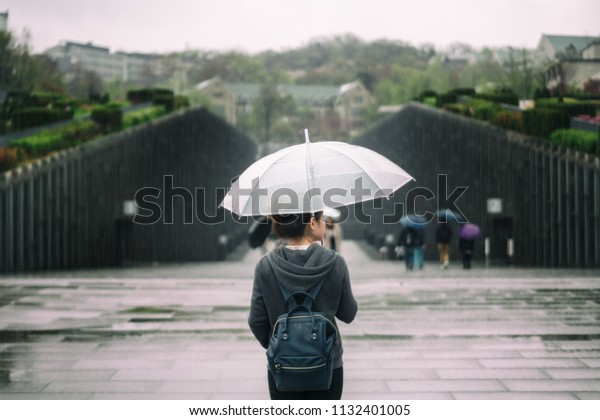 雨の日に韓国のソウルの女性大学で行く 傘を持つ孤独なアジアの若い女性旅行者 女性大学はソウル市で有名な場所です の写真素材 今すぐ編集