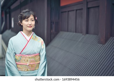 和服 女性 の画像 写真素材 ベクター画像 Shutterstock