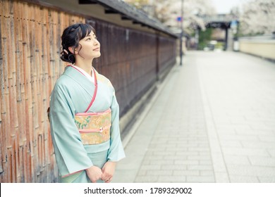 和服 女性 の画像 写真素材 ベクター画像 Shutterstock