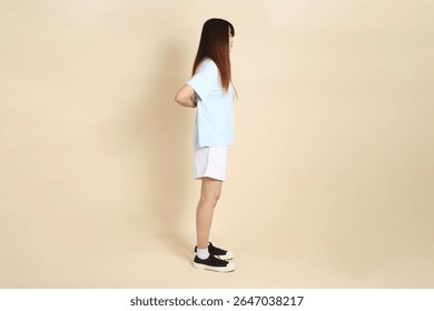 Mujer asiática joven que