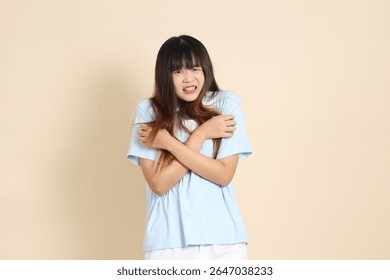 Mujer asiática joven que