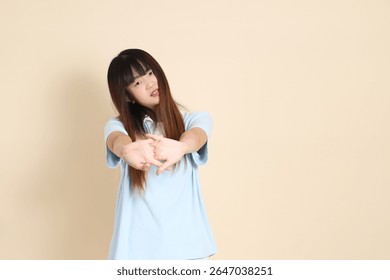 Mujer asiática joven que