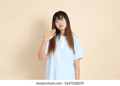 Mujer asiática joven que