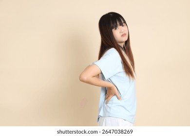 Mujer asiática joven que