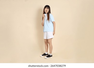 Mujer asiática joven que