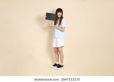 Mujer asiática joven que
