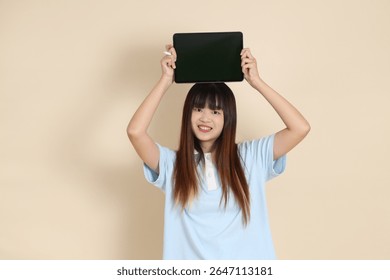 Mujer asiática joven que