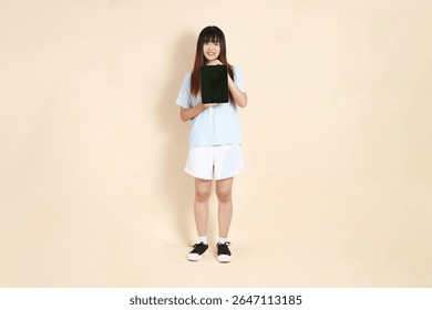 Mujer asiática joven que