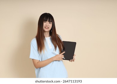 Mujer asiática joven que