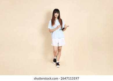 Mujer asiática joven que