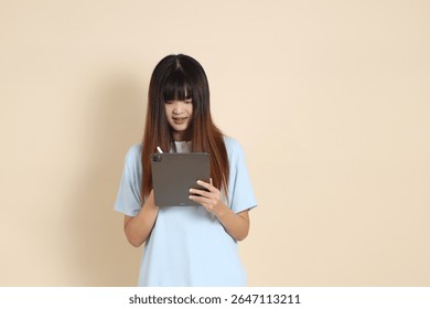 Mujer asiática joven que