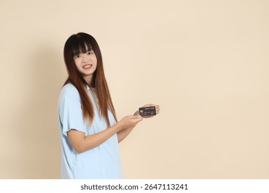 Mujer asiática joven que