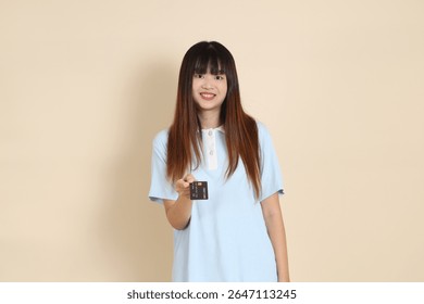 Mujer asiática joven que
