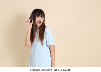 Mujer asiática joven que