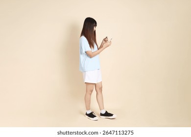 Mujer asiática joven que