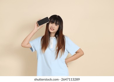 Mujer asiática joven que
