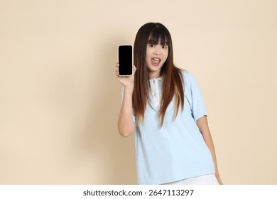 Mujer asiática joven que