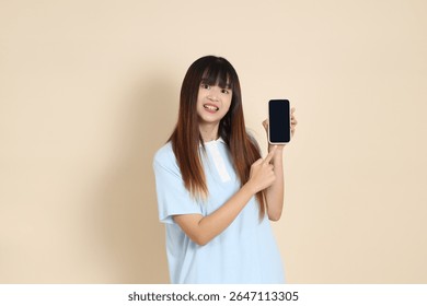 Mujer asiática joven que