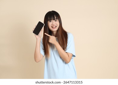 Mujer asiática joven que