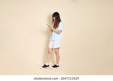 Mujer asiática joven que