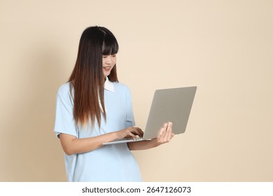 Mujer asiática joven que