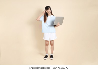 Mujer asiática joven que