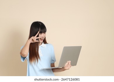 Mujer asiática joven que
