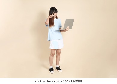 Mujer asiática joven que
