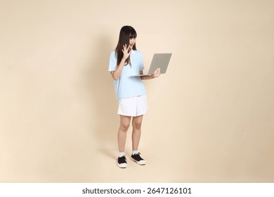 Mujer asiática joven que