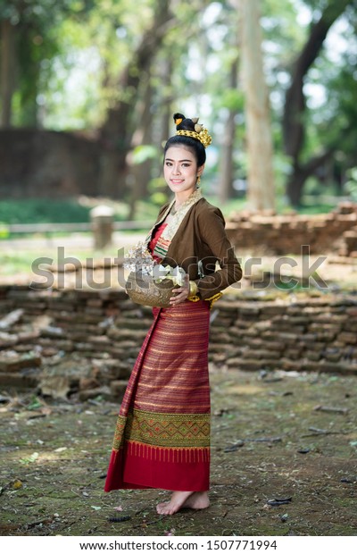 traditional asian women's clothing