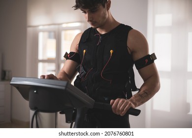 a young athlete doing sports with an electrostimulation vest in a beauty clinic.
EMS stimulation. - Shutterstock ID 2076760801