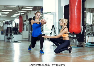 Joven deportista haciendo ejercicios con el entrenador personal de fitness