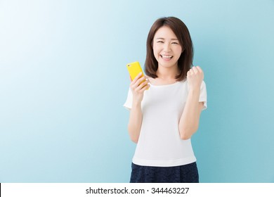 Young Attractive Asian Woman  To See A Smart Phone