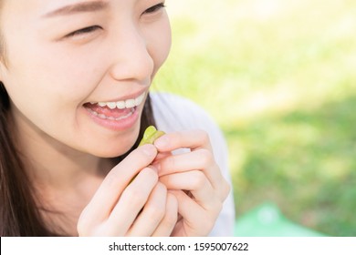 Young Attractive Asian Woman Who Eats Green Soybeans,outdoor,edamame