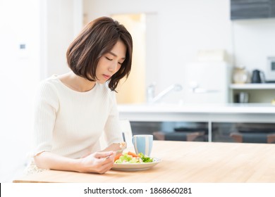 Young Attractive Asian Woman Who Eats,no Appetite