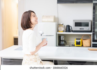 Young Attractive Asian Woman Who Drink Coffee