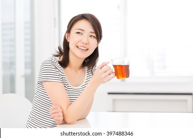 Young Attractive Asian Woman Who Drink Tea