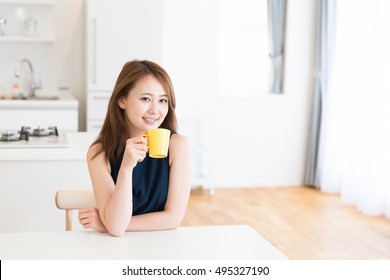 Young Attractive Asian Woman Who Drink Coffee