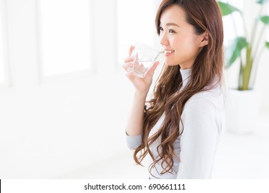 Young Attractive Asian Woman Who Drinks Water