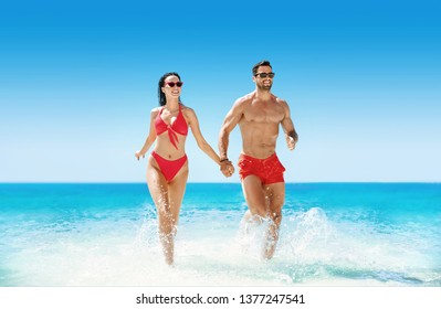 Mladý, atraktivní pár odpočívá na horké tropické pláži