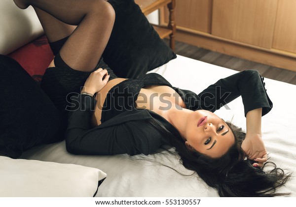 Young Attractive Sexy Woman Lying Down Photo De Stock Modifiable