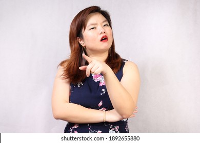 Young Attractive Southeast Asian Woman Posing Facial Expression Thinking Wondering Ah Ha Moment