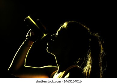 女性 横顔 逆光 の画像 写真素材 ベクター画像 Shutterstock