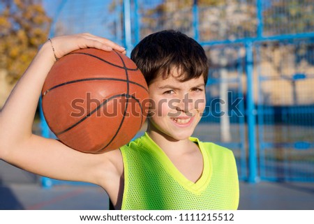 Junger Basketballspieler auf dem Platz stehend