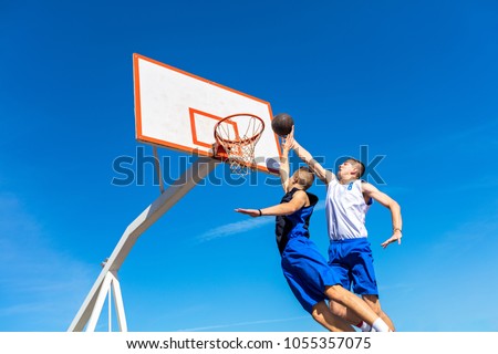 Similar – Foto Bild Junger männlicher Teenager spielt Basketball auf einem Platz im Freien.