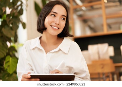 Young beautiful artist  woman drawing tablet and graphic pen  smiling happily  People   lifestyle concept